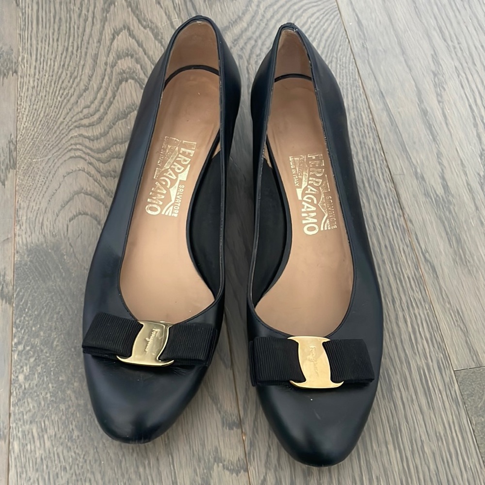 CLASSIC FERRAGAMO BLACK WORK FLAT SIZE 7 - Picture 1 of 8